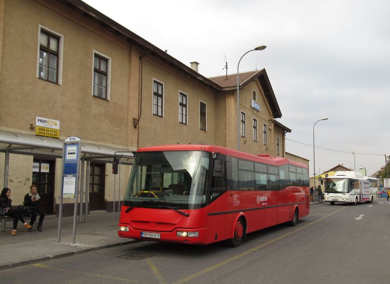 Zastávky MHD pøed hlavním vlakovým nádražím v Nitøe. Ve vozovém parku Arrivy pøevažují autobusy SOR, nejvíce zastoupený je typ BN 12, kterých tu jezdí 21 kusù. Tento døíveøový je z roku 2010.