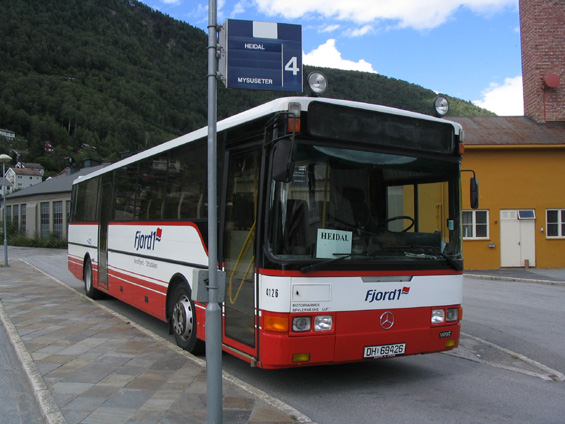 Další autobus spoleènosti Fjord1 na autobusovém stanovšti u nádraží ve mìstì Otta. Ve Skandinávii vypadají i nìmecké autobusy jinak než obvykle.