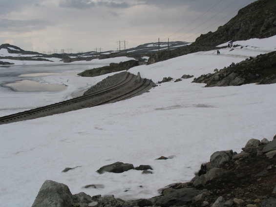 Takto vypadají nejvýše položená místa pùvodní opuštìné trati na náhorní plošinì Hardangervidda v srpnu. Na nìkterých místech sníh nezmizí po celý rok.