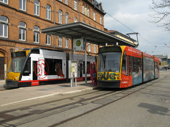 U hlavního nádraží také pøecházejí dvousystémové tramvaje na lince 10 z elektrického na dieselový pohon. Navazující úsek do Ilfeldu sdílený s úzkokolejkou do pohoøí Harz je totiž bez elektrického vedení.
