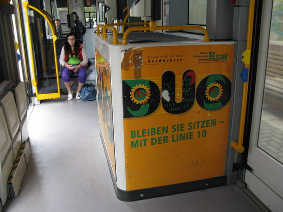 Pomìrnì velkou èást interiéru dvousystémové tramvaje zabírá naftový agregát. V kombinaci s dveømi na obou stranách vozidla tak tato tramvaj poskytuje jen minimum míst k sezení.