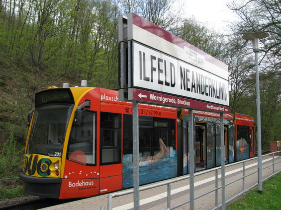 Koneèná zastávka linky 10 se nachází cca pùl kilometru od nádraží v Ilfeldu, kde dochází ke køižování s motorovými vlaky HSB zdejší úzkokolejky.