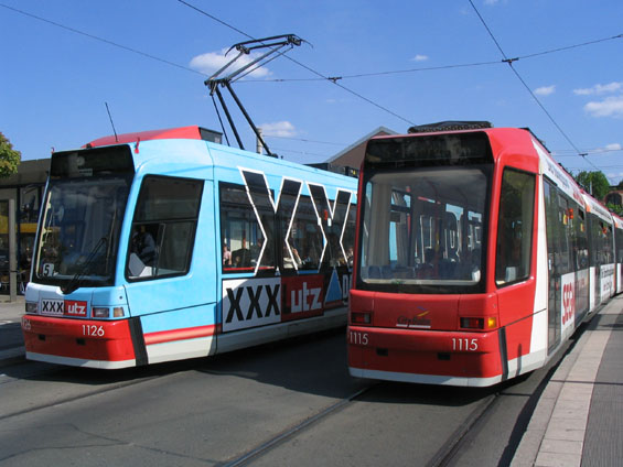 Setkání tramvají v zastávce Mögeldorf na lince 5 do ZOO. Tramvaje stejného typu jezdí i v Mnichovì.