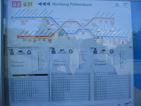 Plánek sítì metra a jízdní øády linky U2 ve stanici Nordostbahnhof.