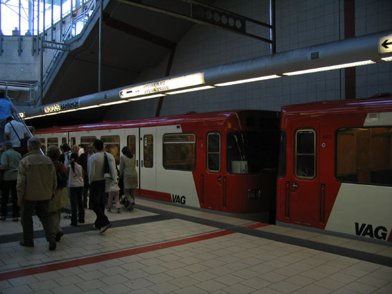 Metro první generace DT1 v novém nátìru dopravce. K vidìní byly i mnichovské vozy v pùvodním modrobílém nátìru.