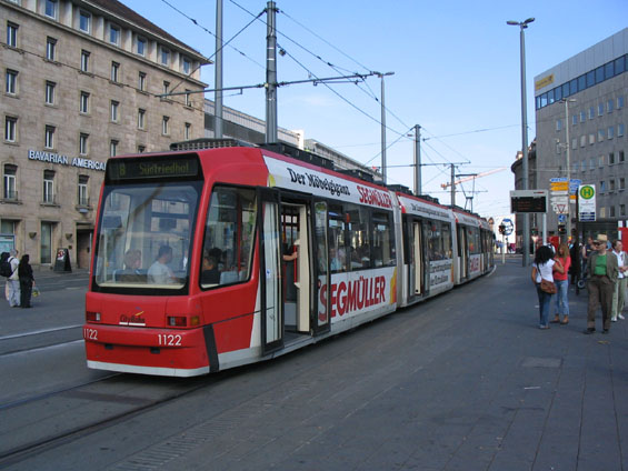 Ètyøèlánková plnì nízkopodlažní tramvaj GT8N tvoøí základ vozového parku tramvají. Linka 8 je nejdelší tramvajovou linkou v Norimberku.