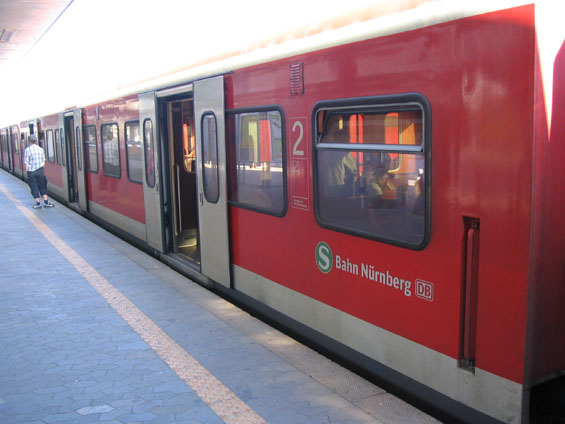 Vùz S-Bahnu pøed odjezdem z hlavního nádraží.