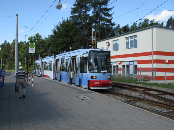 Nejstarší typ nízkopodlažní tramvaje z poèátku devadesátých let na koneèné linky 8 Worzeldorferstrasse. Tato linka obsluhuje sídlištì na jihozápadì Norimberka.