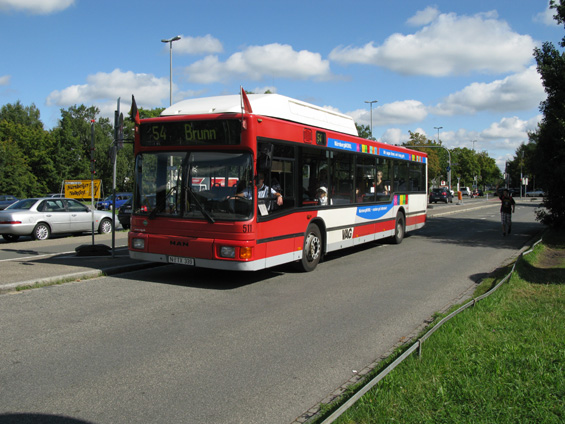 Starší autobus v okrajové ètvrti Langwasser u stanice metra Langwasser Mitte. Kvùli rekonstrukci tunelù je metro zkráceno o dvì stanice a cestující jsou pøeveleni do náhradních autobusù.