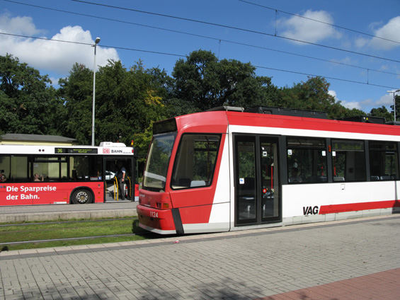 Pøestupní zastávka mezi tramvajemi a autobusy "Doku-Zentrum". Zároveò se zde pøevléká linka 6 na linku 9 a obrácenì.
