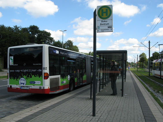 Kloubový autobus na tangenciální lince 65 s reklamou na noèní dopravu. Spolu s linkami 35 a 45 tvoøí tyto autobusy ucelený okruh kolem mìsta.