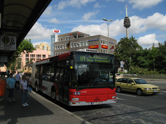 Autobusový terminál u stanice metra Röthenbach a kloubový MAN v mìstském nátìru dopravce VAG, který provozuje i metro a tramvaje.