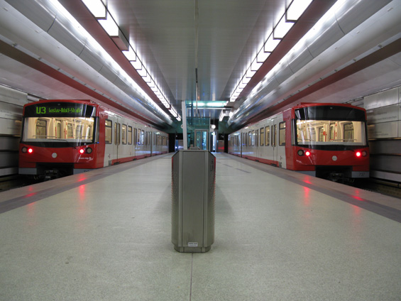 Automatické dvouvozové soupravy na koneèné linky U3 Maxfeld. V prosinci 2011 bude tato linka prodloužena o dvì stanice.