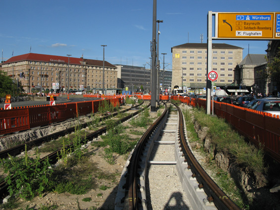 Prostor pøed Hlavním nádražím prochází kompletní rekonstrukcí vèetnì výstavby nové trati západnì od nádraží. Díky tomu je tramvajová sí� bìhem léta rozdìlená na dvì samostatné èásti. Jako náhradní dopravu zde doporuèují metro.