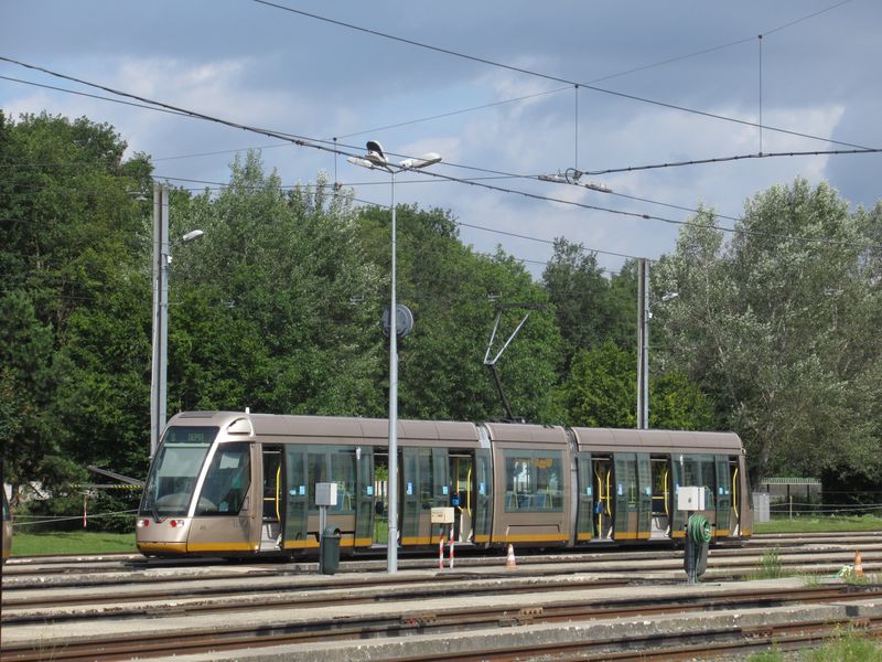 Pohled do útrob tramvajové vozovny pro linku A na jejím jižním konci v pøedmìstí La Source.