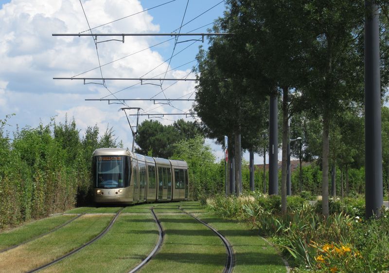 I touto zelenou oázou projíždí nejnovìjší tramvajová linka B smìrem na východ. O zeleò se tu ostatnì jako v jiných francouzských mìstech vzornì starají.