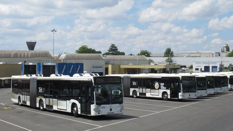 Autobusové garáže ukazují složení vozového parku zdejšího mìstského dopravce – z celkem 200 autobusù jich je cca 55 kloubových, nejnovìjší dodávka byla od Mercedesu.