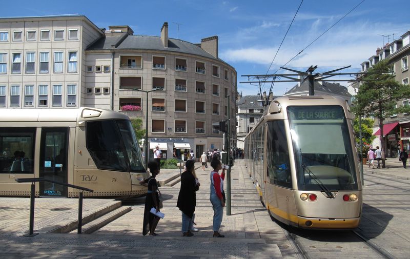 Setkání obou generací tramvají od Alstomu na jediné køižovatce v Orléansu, na námìstí Charlese de Gaulla. Zatímco na starší lince A jezdí typ Citadis 301 s otoènými podvozky, na lince B jezdí novìjší typ Citadis 302 s možností spodního odbìru proudu.