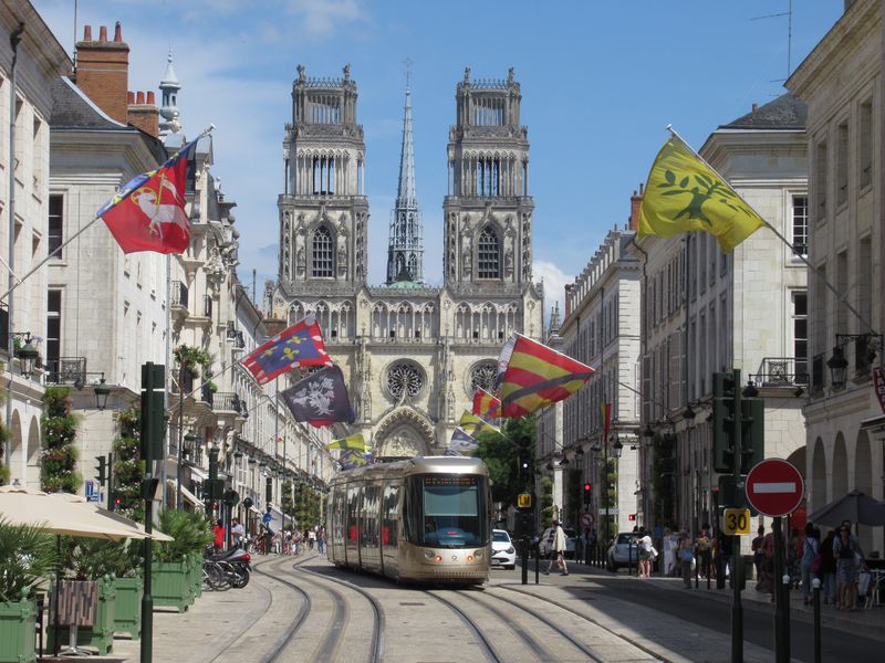Od roku 2012 projíždí tramvajová linka B bez trolejí i okolo zdejší velkolepé katedrály. Auta mohou touto ulicí projíždìt pouze jednosmìrnì. Zbytek prostoru patøí chodcùm a cyklistùm.