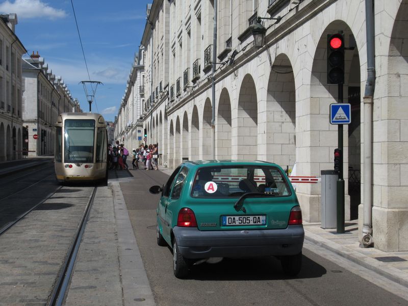 Linka A pøijíždí od jihu po mostì pøes Loiru do historického centra. Hned první zastávka na pravém bøehu Loiry (Royale-Chatelet) je chránìna pøed auty závorou.