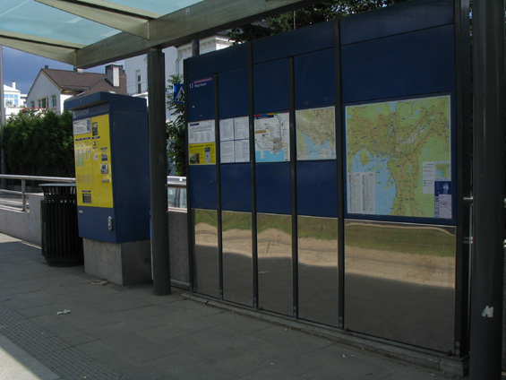 Vybavení tramvajové zastávky u vchodu do Vigeland-parku je kompletní.
