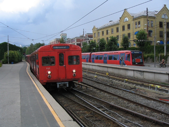 Do stanice Majorstuen pøijíždí nejstarší typ soupravy metra pouze s možností boèního  odbìru proudu. V pozadí novìjší typ metra.