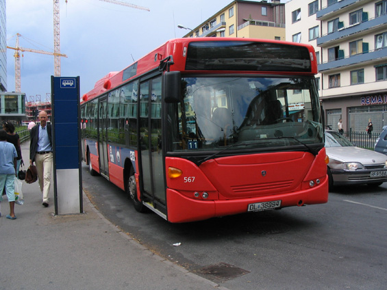 Mìstské autobusy Scania mají nejen zvláštní vzezøení, ale také asymetrické zadní dveøe.