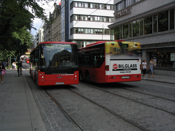 Autobusy jezdí v centru vesele po kolejích na pìší / obytné zónì.