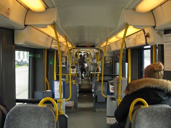 Interiér èásteènì nízkopodlažní tramvaje typu SL95 od firmy Ansaldo. Mezi roky 1998 a 2006 jich bylo do Osla dodáno 32. Další rozšíøení nebo obnova vozového parku se nyní neplánuje. V Oslu se tramvajím tøíká Trikken.