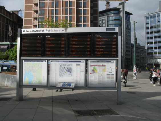 Na námìstí Jernbanetorget u hlavního nádraží stojí také tento výrazný souhrnný informaèní panel s odjezdy všech linek veøejné dopravy.