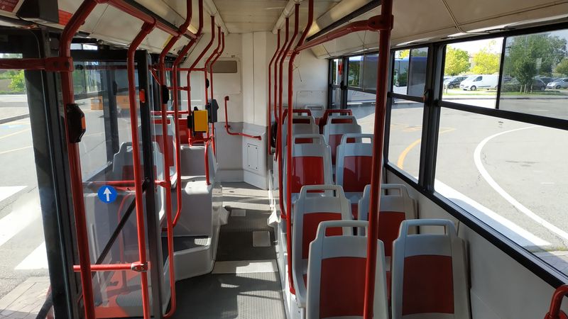 Klasický plastový a omyvatelný interiér staršího kloubového autobusu Iveco City Class, nahrazujícího bìhem výluky tramvaje Translohr.