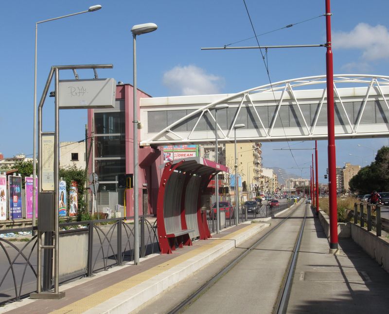 Jednosmìrné zastávky na zvláštní trase linky 4 obepínající dálnici skrz západní pøedmìstí Palerma. Pokud nikdo na zastávce nestojí ani nechce vystupovat, tramvaje je projíždìjí plnou rychlostí.
