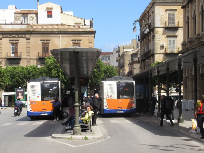 Doplòkové autobusové linky 124 a 234 v zastávkách u hlavního nádraží zajiš�ované kratšími autobusy Menarinibus Citymood. Èísla autobusových linek MHD v Palermu mají vskutku velký rozsah – od 100 až po 812.