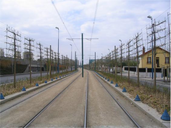 Nový úsek prodloužené linky T2 v mírnì pøírodním stylu.