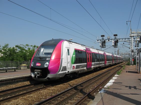 Pro rozrùstající se pøímìstské linky Transilien objednaly francouzské státní dráhy SNCF spoleènì s organizátorem STIF 180 tìchto moderních jednopodlažních prùchozích jednotek. Novým dopravním prostøedkùm dominuje logo objednatele a organizátora integrovaného systému STIF.