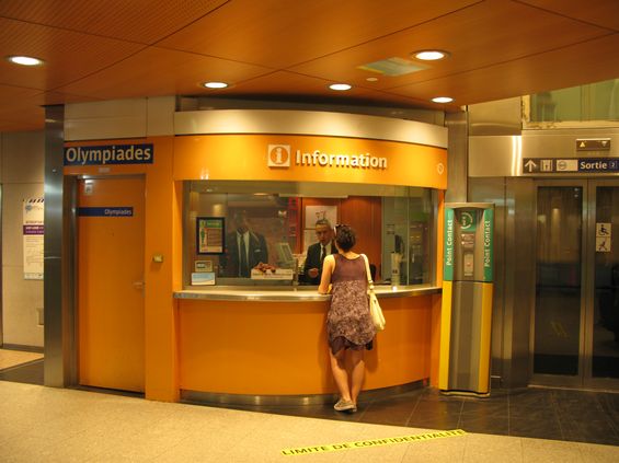 I na té nejmenší stanici metra je k dispozici osobní prodej jízdného, podávání informací i kontrola tarifní káznì u turniketù (i když nepøíliš dùsledná).