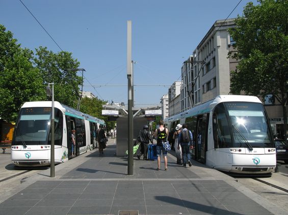 Ve stanici Marché de Saint Denis navazuje na linku T1 pozoruhodná tramvaj T5 s jednou kolejnicí a podvozky na pneumatikách. Systém Translohr je provoznì úspìšnìjší než jeho pøedchùdce fungující napøíklad ve mìstì Nancy, ale ve srovnání s klasickou tramvají je jízda po betonové vozovce výraznì neklidnìjší.