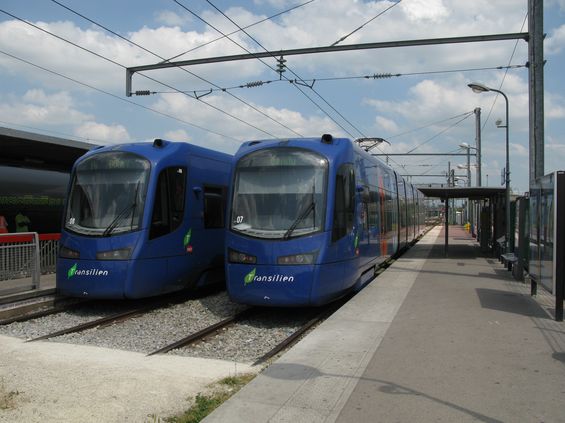 Paøížská vlakotramvaj T4 zaèíná i konèí u stanic pøímìstské železnice RER a provozují ji francouzské státní dráhy SNCF s vozidly Siemens Avanto. Linka je v provozu od roku 2006 a chystá se její rozvìtvení.