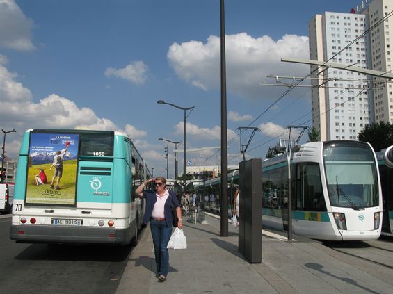 Jedna z mnoha možností pøestupu nejen na metro, ale i autobusové linky - zastávka Porte de la Villette na lince T3b.