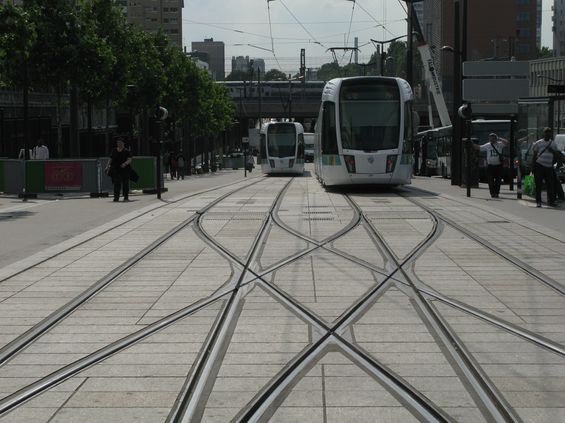 Severozápadní koneèná linky T3b Porte de la Chapelle s návazností na metro M12 funguje od roku 2012. Na kolejovém pøejezdu se obracejí sedmièlánkové tramvaje Alstom Citadis. A plánuje se další prodloužení západním smìrem.