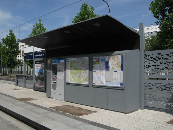 Jednotný mobiliáø tramvajových zastávek v pøístøešku ukrývá všechny potøebné informace i automat na jízdenky. Bohužel obèas, zejména v okrajových sídlištích, neodolá zastávkové zaøízení vandalismu.
