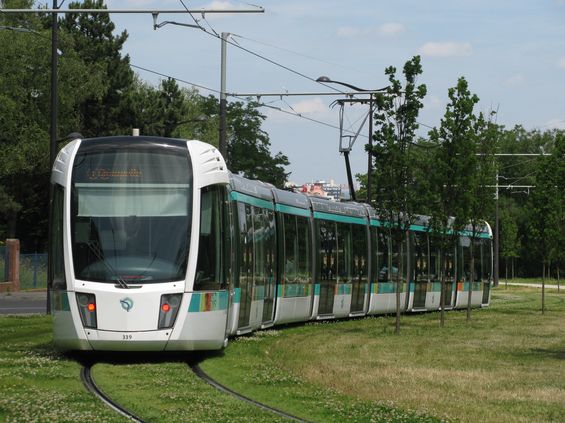 Jeden ze zelených úsekù linky T3b poblíž polookružní linky metra M7b v pomìrnì kopcovité východní èásti Paøíže. Interiér tramvají na lince T3 se pestrobarevný - každý èlánek má jinou barvu.