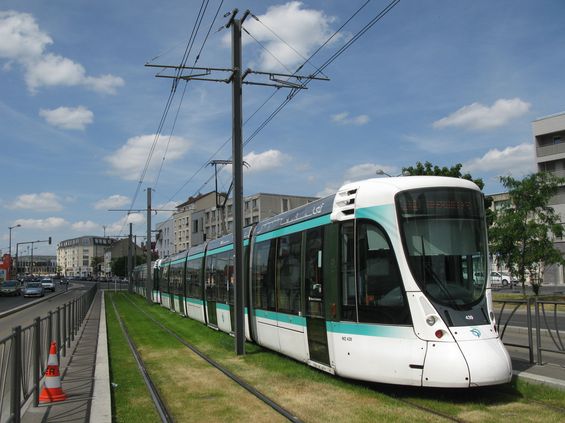 Stejnì jako všechny ostatní tramvajové linky, je i T2 na nové stanici Pont de Bezons ukonèena kolejovým pøejezdem. Vznikl zde rušný pøestupní bod na lokální autobusové linky. Nový úsek vyniká vzornou zahradní architekturou tramvajového tìlesa a jeho okolí.