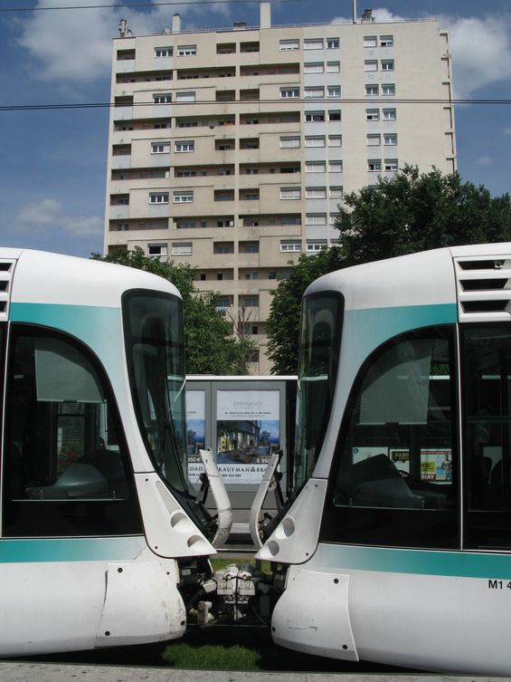 Druhou v poøadí se v roce 1997 stala linka T2, využívající z velké èásti pùvodní železnièní tra� mezi stanicemi La Défense a Issy Val-de-Seine. V roce 2012 došlo k prodloužení západním smìrem do pomìrnì vzdáleného pøedmìstí Paøíže. Rostoucí poptávka si vynutila provoz tramvají Alstom Citadis spøažených do dvojic.