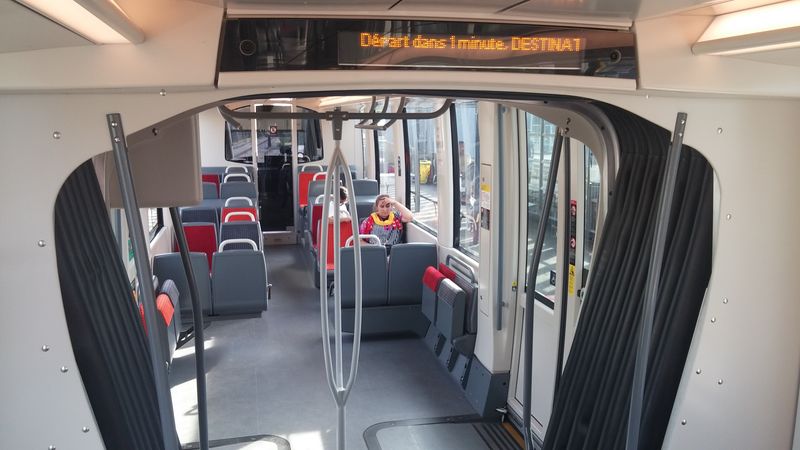 Na nové vlakotramvajové lince T11 jezdí ètyøèlánkové tramvaje Citadis Dualis od Alstomu. Pøizpùsobené jsou i pro maximální rychlost 100 km/h. 15 vozidel umožòuje špièkový interval 5 minut.