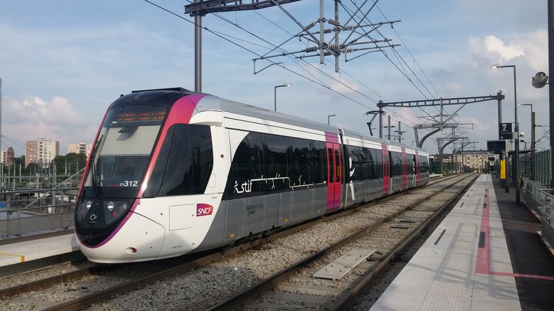 Východní koneèná linky T11 Le Bourget, kde navazuje linka RER B. Do roku 2027 se má vlakotramvaj T11 prodloužit na obou koncích na celkovou délku 28 km. K 15 stávajícím vozidlùm má pøibýt ještì 23 dalších.