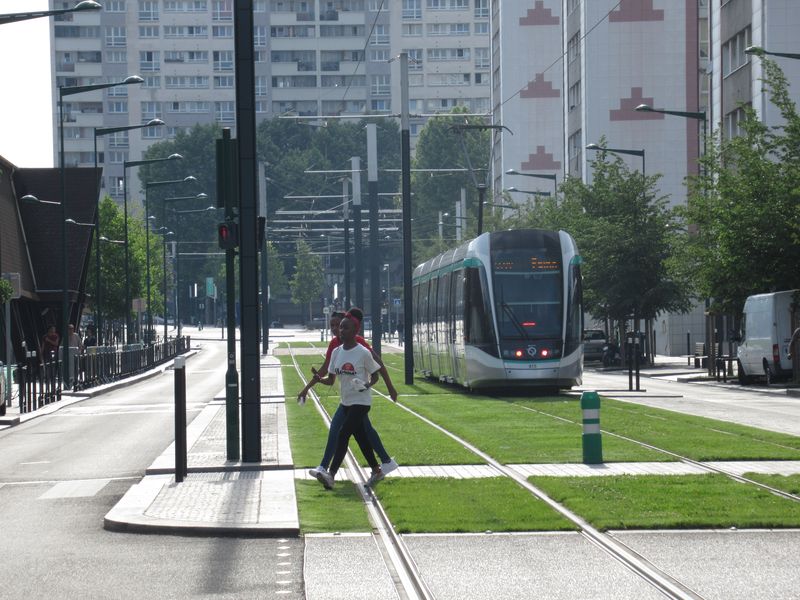 Na západním konci nové linky T11 potkává na dvou místech nová vlakotramvajová linka T11 o nìco starší tramvaj T8, která do tìchto okrajových sídliš� jezdí od roku 2014. I sem pøivedla tramvaj klidnìjší silnièní provoz a více zelenì.