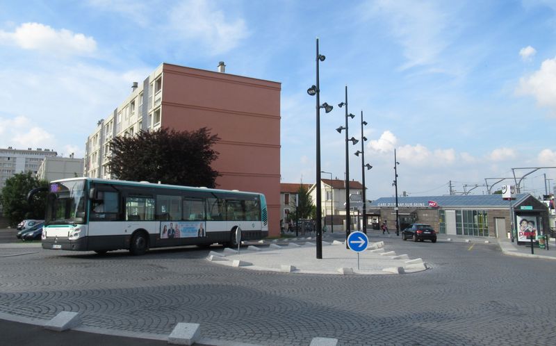 V pøestupním uzlu Epinay-sur-Seine na západní koneèné vlakotramvaje T11 najdete i malý autobusový terminálek, kde na vlaky i vlakotramvaj navazuje nìkolik autobusových linek. I zde je vidìt pøíkladná práce s veøejným prostorem.