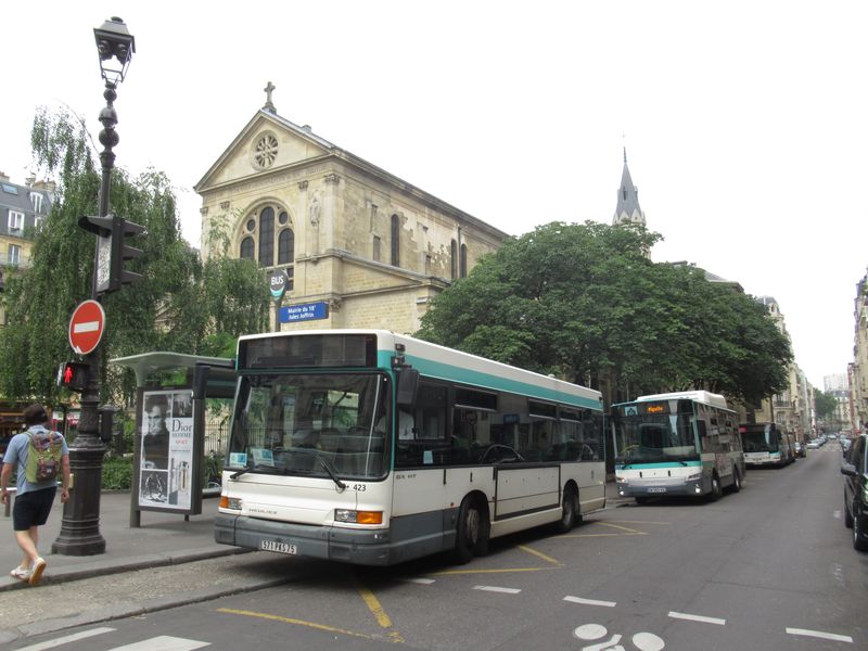 Když není z nìjakého dùvodu elektrobus k dispozici, zaskoèí na lince Montmartrobusu také starší naftový Heuliez.