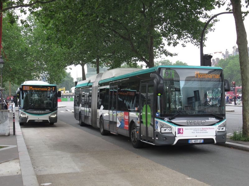 Hybridní autobusy Urbanway ještì v pùvodním tyrkysovém nátìru na páteøní lince 91 u stanice metra Bastille. Paøížský dopravní podnik RATP provozuje témìø 5000 autobusù. V celé aglomeraci Paøíže jezdí pod hlavièkou rùzných dopravcù celkem 10 000 autobusù.